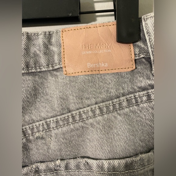 BERSHKA - DISTRESSED MOM JEANS IN LIGHT GRAY - Picture 5 of 5